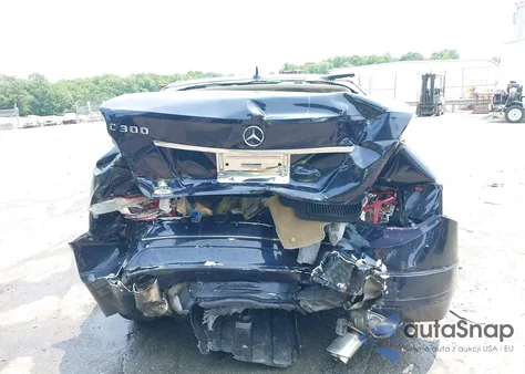 2010 Mercedes-Benz C 300 Luxury/Sport z USA, uszkodzony, nr VIN WDDGF5EB4AR108712